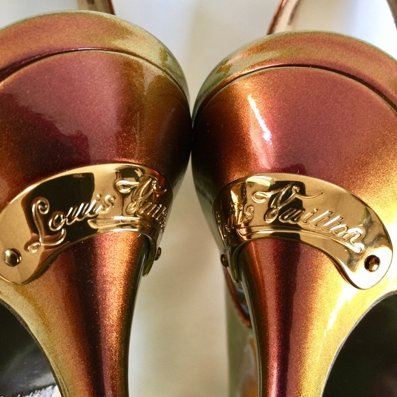 LOUIS VUITTON RUNWAY GOLD/COPPER/GREEN IRIDESCENT PATENT MID-HEEL SANDAL - Picture 2 of 16